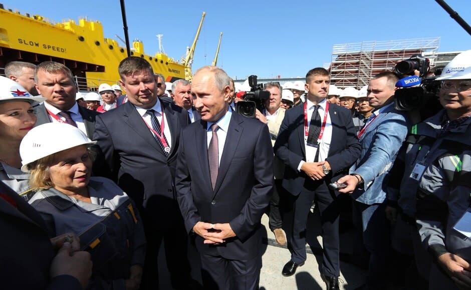 Владимир Путин со строителями