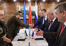 Члены делегаций России и Украины пожали руки перед началом переговоров