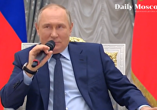 Путин поддержал поднятие флага и исполнение гимна в школах