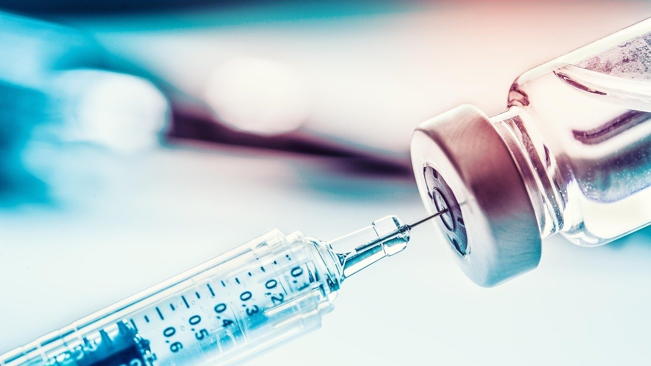 Минздрав опроверг информацию о старте вакцинации чиновников от коронавируса