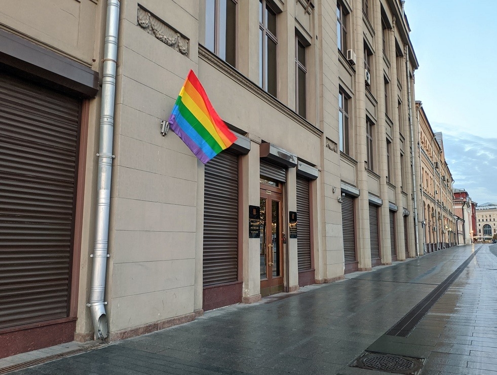 Pussy Riot вывесили радужные флаги на зданиях администрации президента и ФСБ