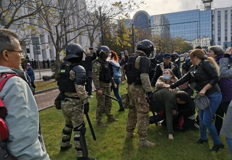 В Хабаровске ОМОН впервые применил силу против митингующих: есть задержанные