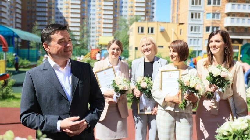 Подмосковным воспитателям вручили сертификаты на социальную ипотеку