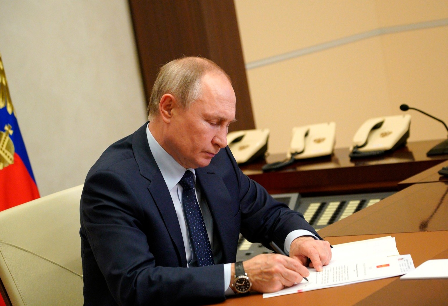 Песков: Путин пока не планирует уходить в отпуск и продолжает работу