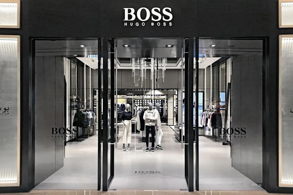 Фирма hugo. Восс бренд Хуго босс. Хьюго босс компания. Hugo Boss Boutique. Boss Hugo Boss одежда.
