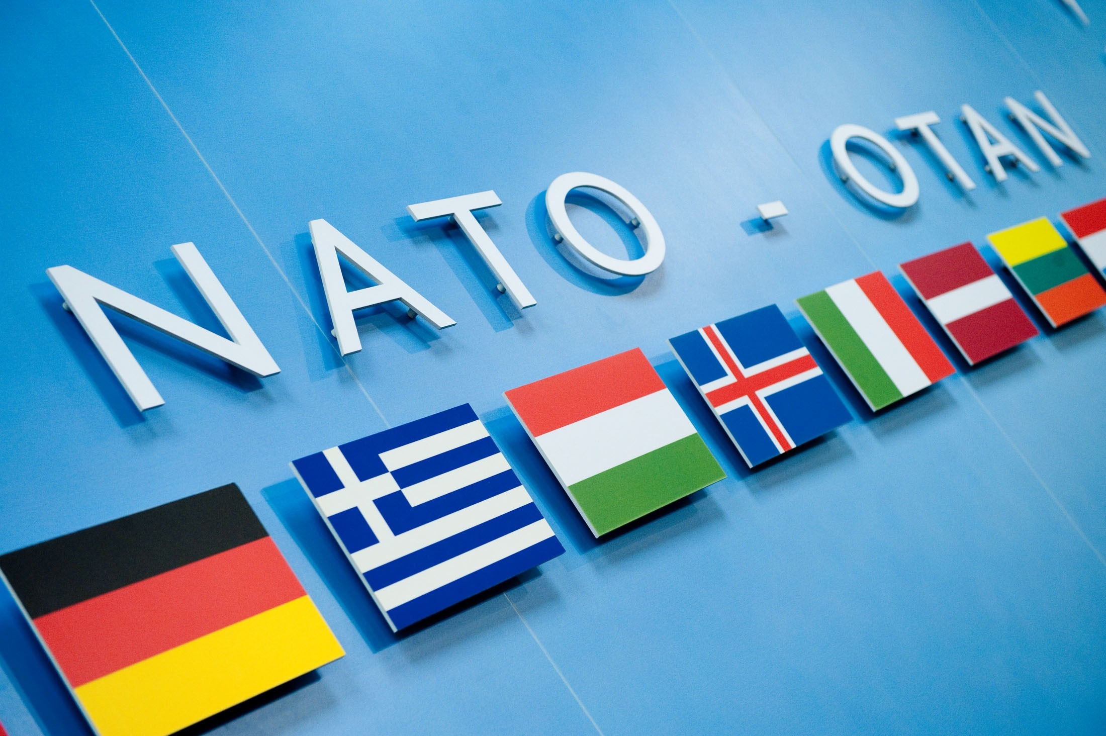 Нато тв. НАТО. Флаги стран НАТО. Блок НАТО флаг. Логотип НАТО.