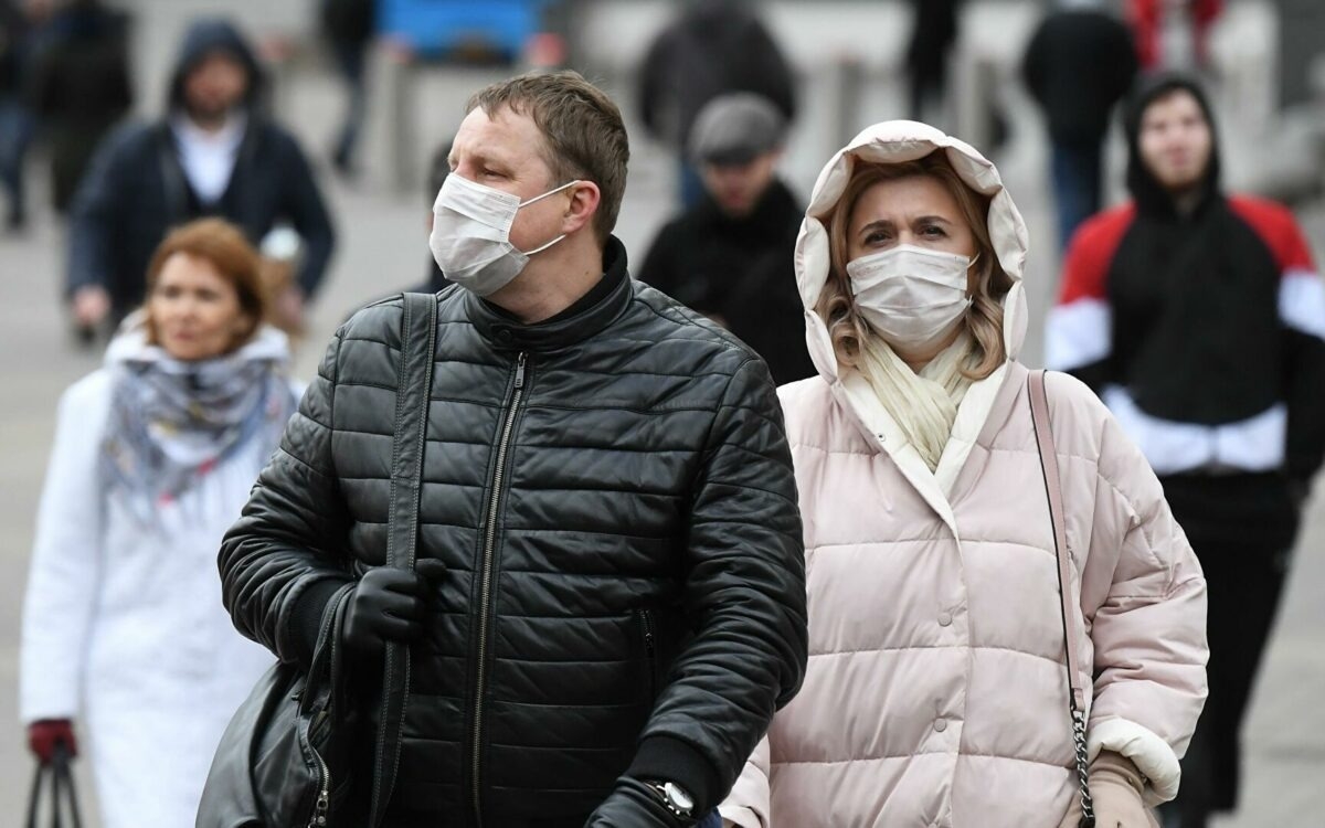 почему ходят в масках. люди в масках от коронавируса в россии на улице. люди в масках на улице. человек в маске медецинск. люди в медицинских масках на улице.