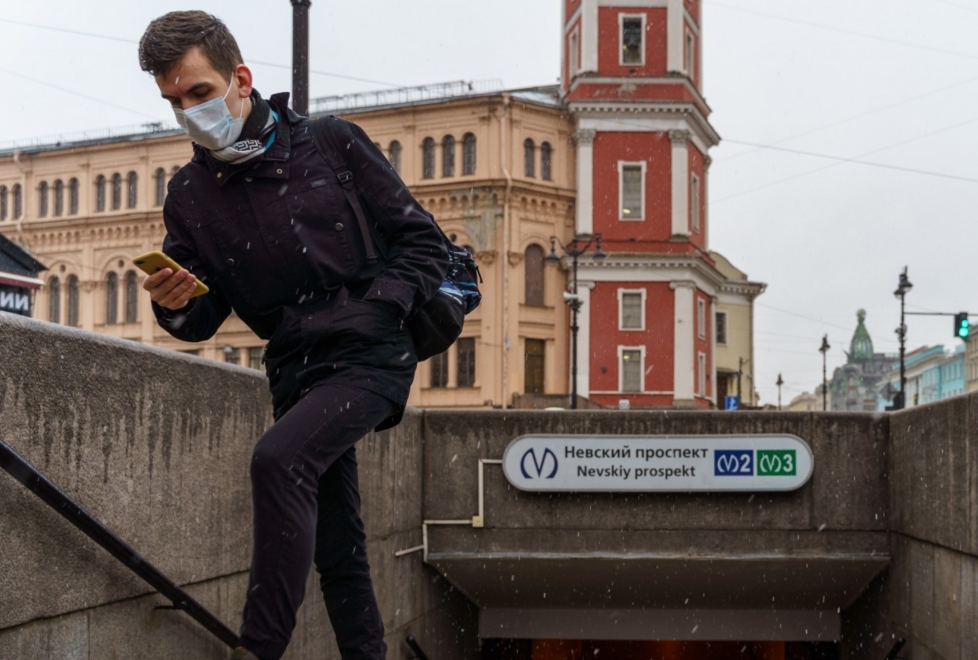 Люди в масках СПБ. Питер люди. Петербуржцы в масках.