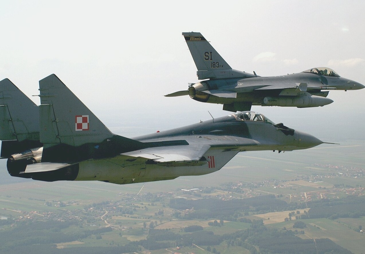 Истребители польши. Миг-29 ВВС Польши. F16 ВВС Польши. Миг 29 польских ВВС. Миг 29 ВВС США.